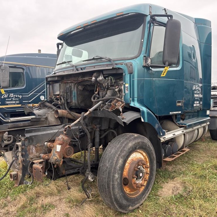 #3154 • Volvo S60 Parts Sleeper Truck