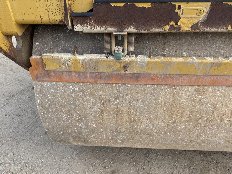 caterpillar-cb-534d-image-12