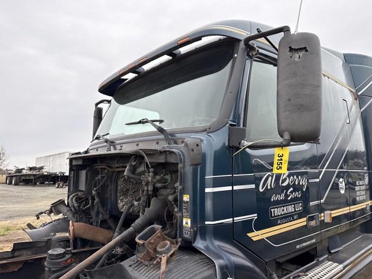 #3155-•-volvo-sleeper-cab-parts-semi-image-13