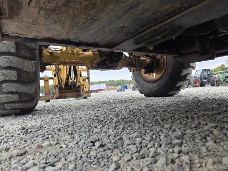 caterpillar-th83-image-40