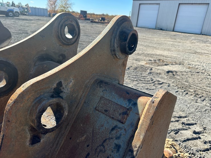 #32583-•-tag-42"-excavator-bucket-image-10