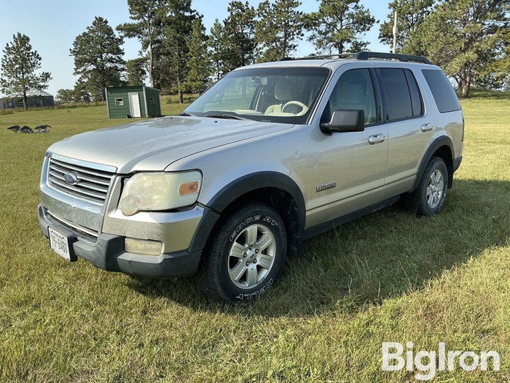 2007-ford-explorer-xlt-image-1