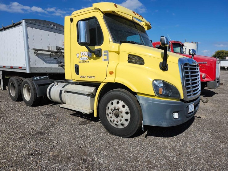 2016-freightliner-semi,-tag-#647-image-14