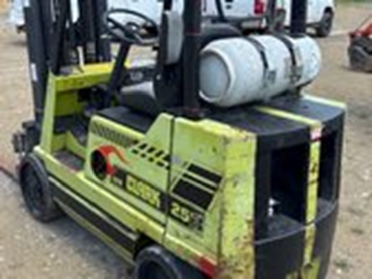 #1217-•-clark-25-e-propane-forklift.-image-2