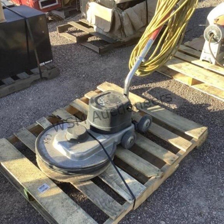 INDUSTRIAL FLOOR SCRUBBER