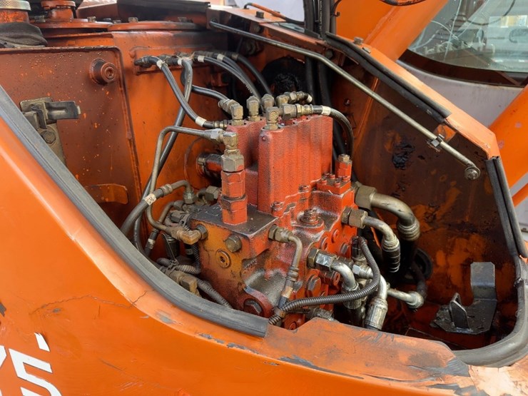 hitachi-zx75us-image-32