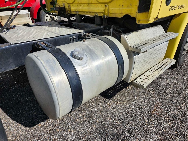 2016-freightliner-semi,-tag-#647-image-13