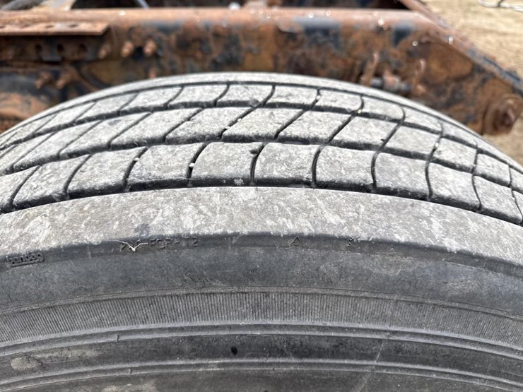 #3155-•-volvo-sleeper-cab-parts-semi-image-40