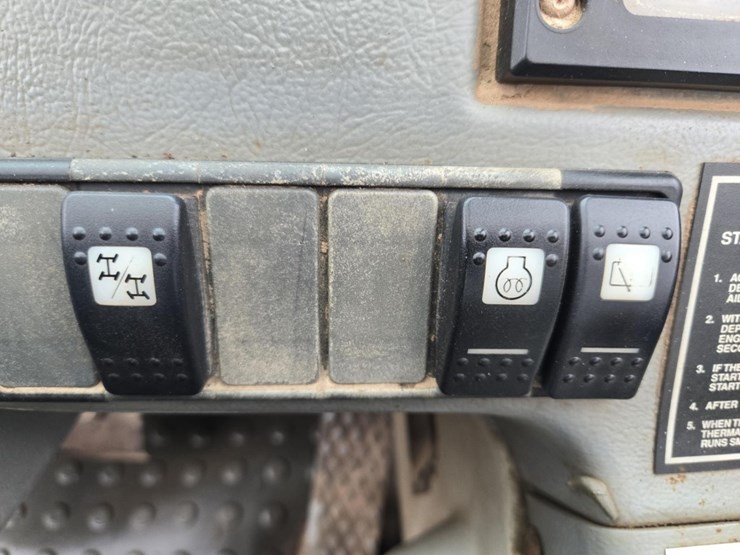 caterpillar-th83-image-49