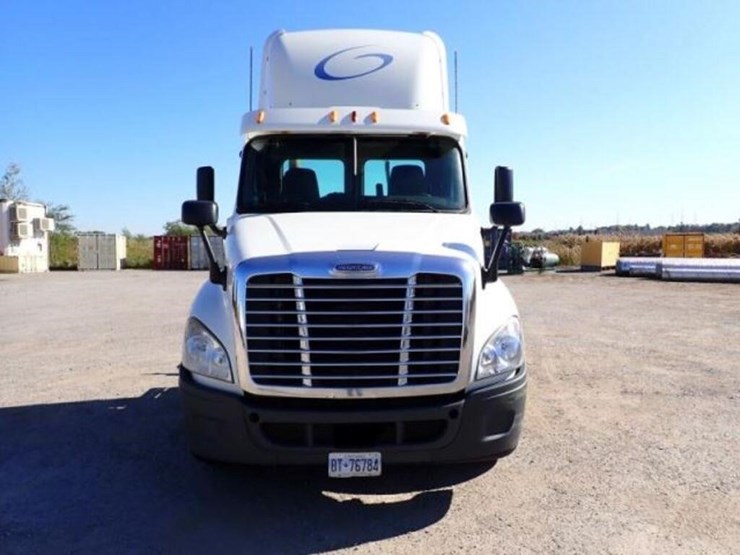 2010-freightliner-cascadia-t/a-hiway-tractor---day-image-2