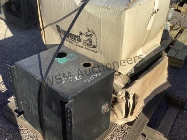 pallet-of-steel-hydraulic-tanks-image-4