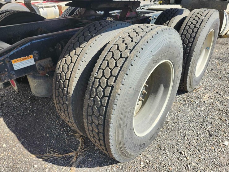 2016-freightliner-semi,-tag-#647-image-11