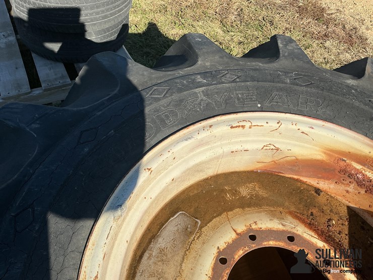 goodyear-24.5-32-tire-on-10-bolt-rim-image-2