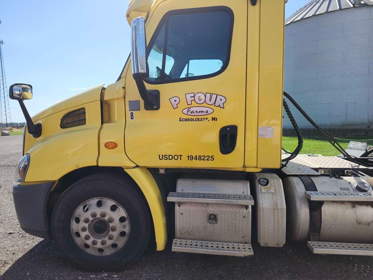 2016-freightliner-semi,-tag-#647-image-5