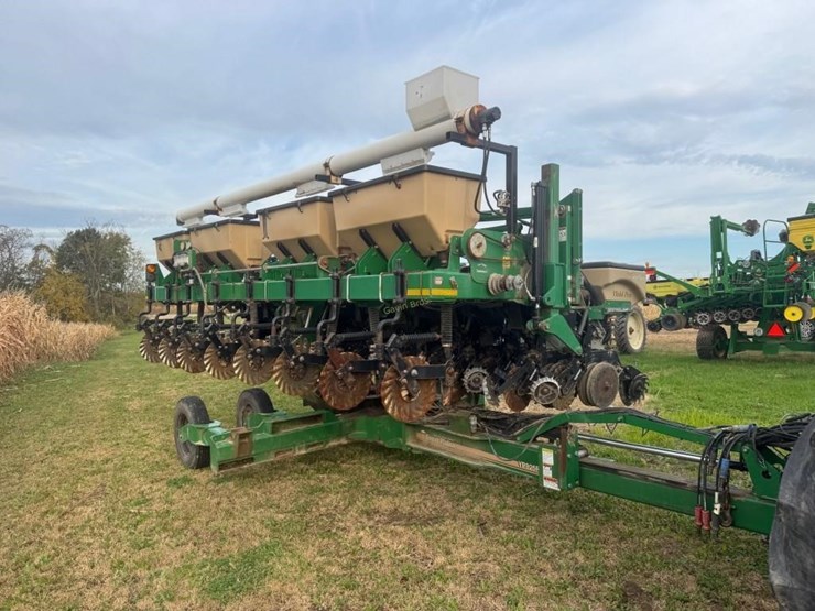 great-plains-yp825r-twin-row-planter-image-1