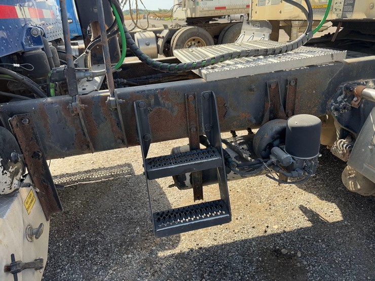 peterbilt-semi-tractor-image-7