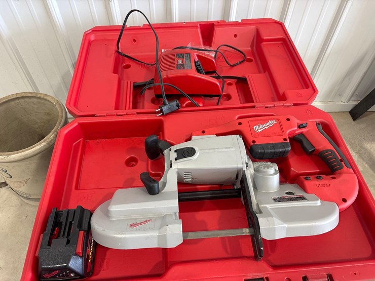 milwaukee-v28-band-saw-image-1