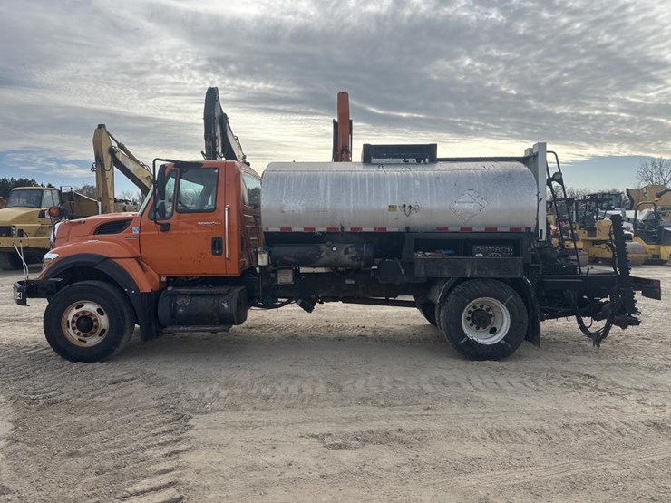 2009-international-7400-image-2