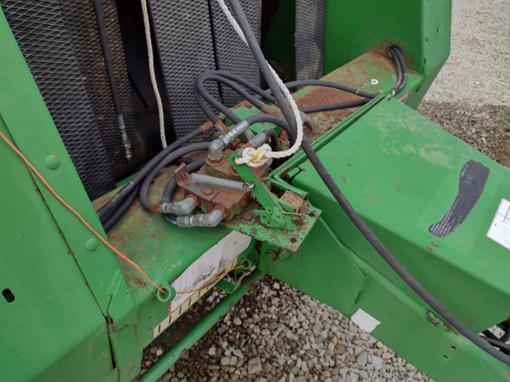 john-deere-335-image-15