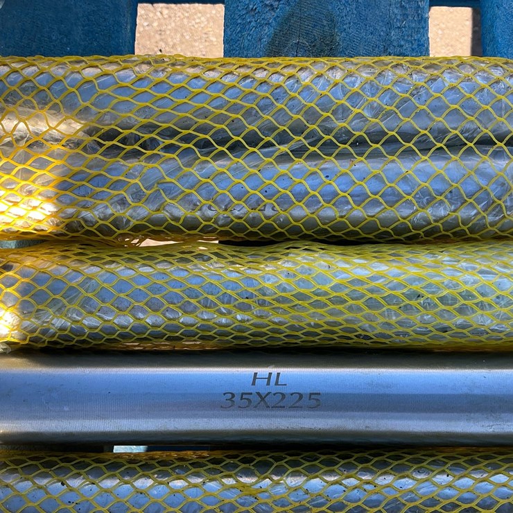 #5073 • Unused 2025 Landhero 35mm x 225mm Universal Bucket Pin