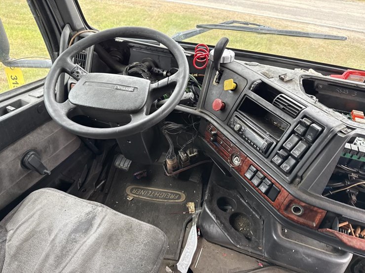 #3155-•-volvo-sleeper-cab-parts-semi-image-20