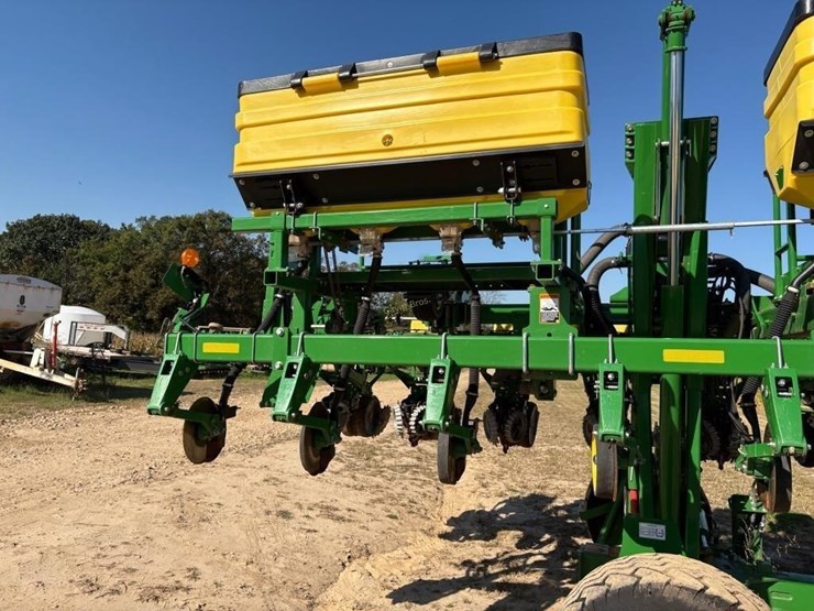 2023-john-deere-1745-image-23