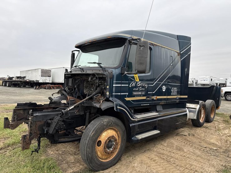 #3155-•-volvo-sleeper-cab-parts-semi-image-1