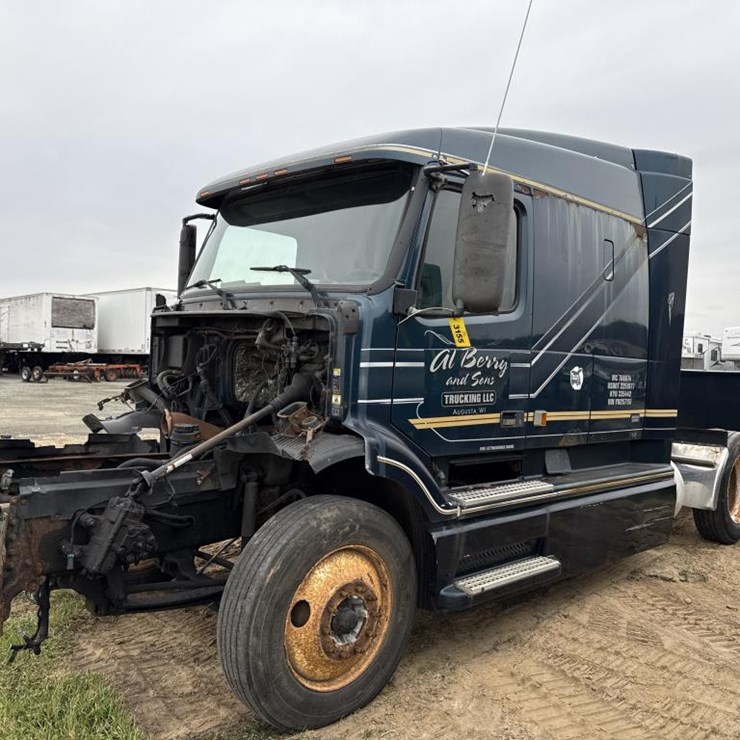 #3155 • Volvo Sleeper Cab Parts Semi
