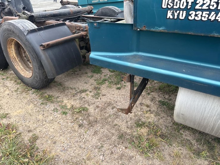 #3154-•-volvo-s60-parts-sleeper-truck-image-17