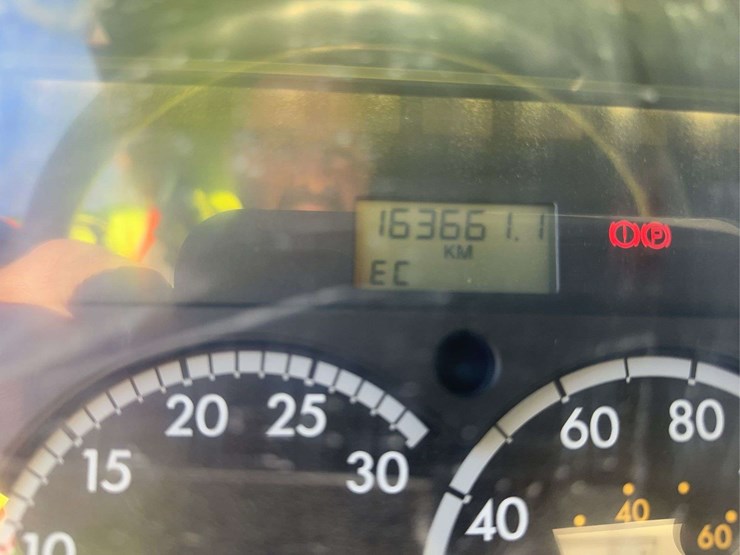 2009-sterling-l9500-image-30