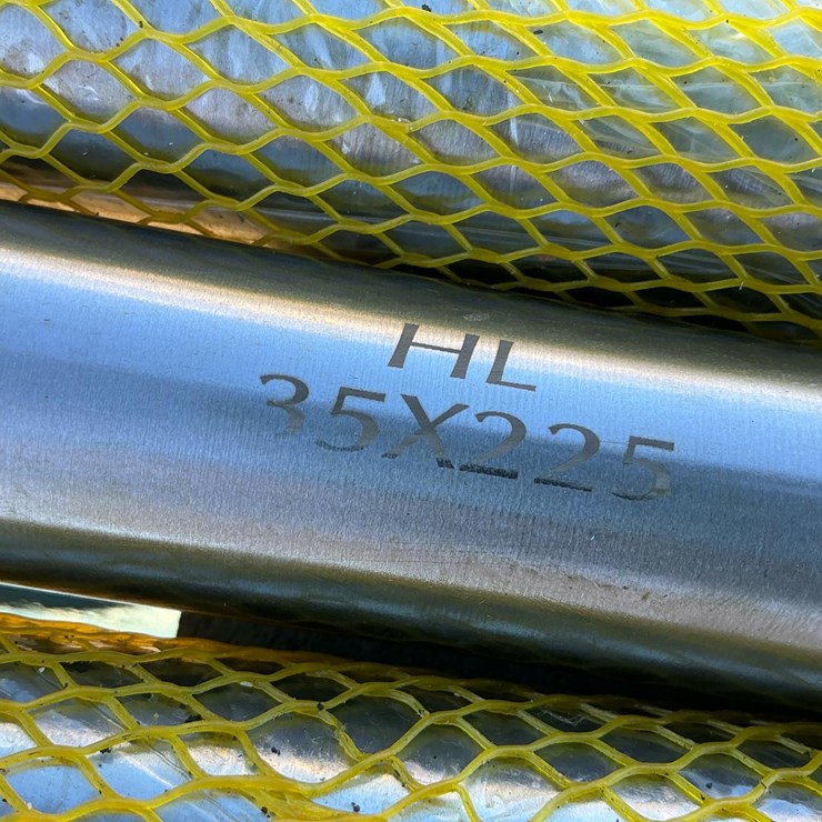 #5071 • Unused 2025 Landhero 35mm x 225mm Universal Bucket Pin