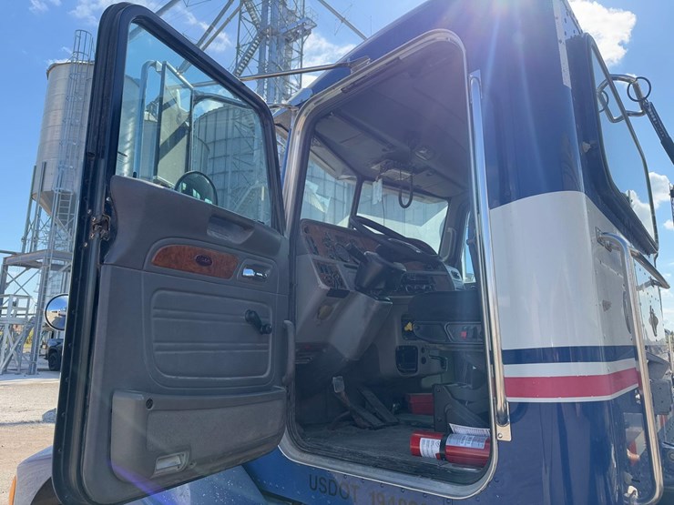 peterbilt-semi-tractor-image-21