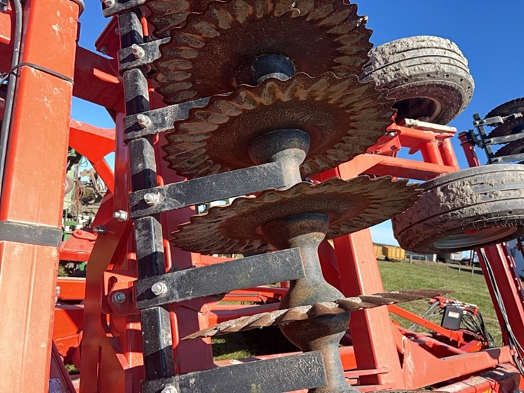 kuhn-excelerator-8005-vertical-tillage-image-23