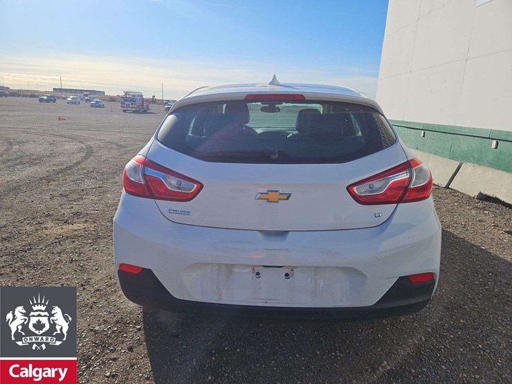 2017-chevrolet-cruze-lt-4dr-hatchback-image-5