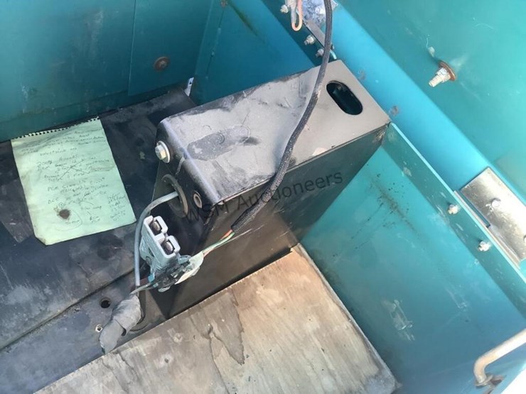 tennant-ride-on-floor-scrubber-image-7