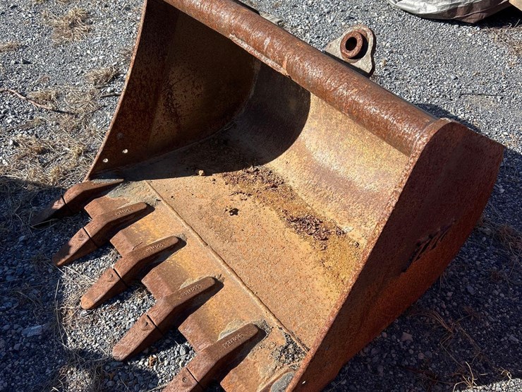 34"-excavator-tooth-bucket-image-1