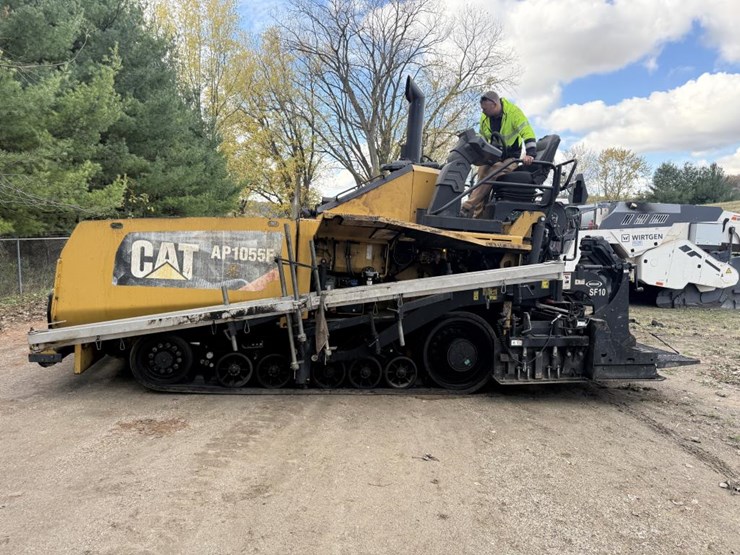 caterpillar-ap-1055f-image-2
