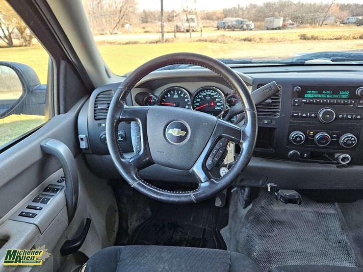 2012-chevrolet-silverado-2500hd-image-28