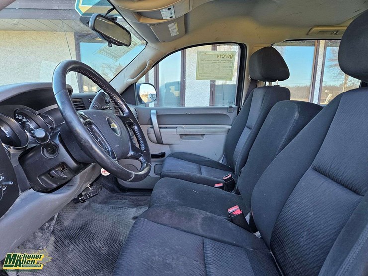 2012-chevrolet-silverado-2500hd-image-26