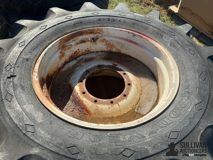 goodyear-24.5-32-tire-on-10-bolt-rim-image-6