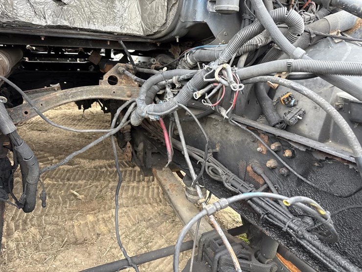 #3155-•-volvo-sleeper-cab-parts-semi-image-10