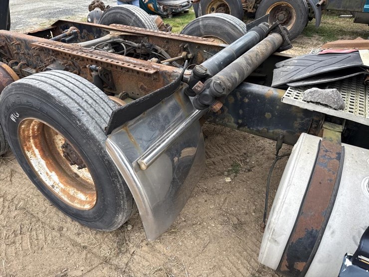 #3155-•-volvo-sleeper-cab-parts-semi-image-26