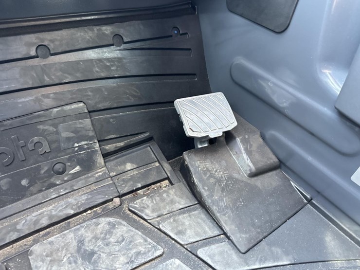 #5120-•-2025-kubota-svl-97-3-tracked-skid-steer-image-41