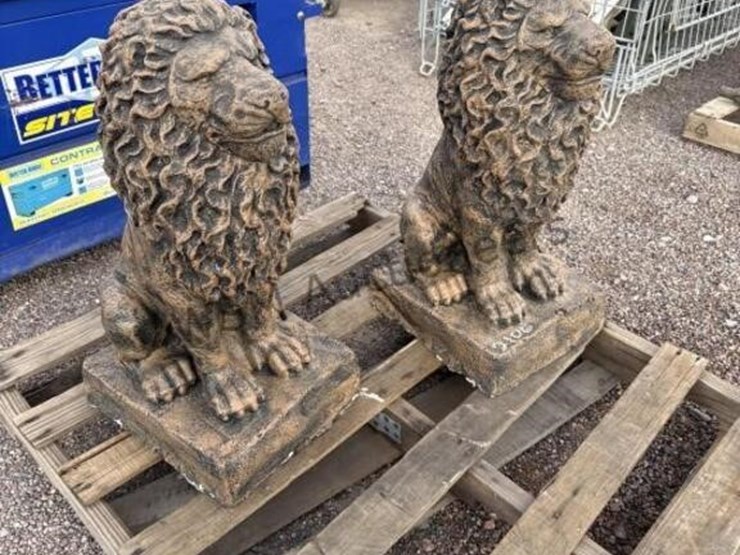 (2)-concrete-lion-statues-image-4