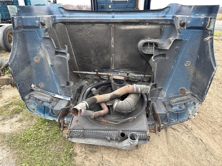 #3155-•-volvo-sleeper-cab-parts-semi-image-37