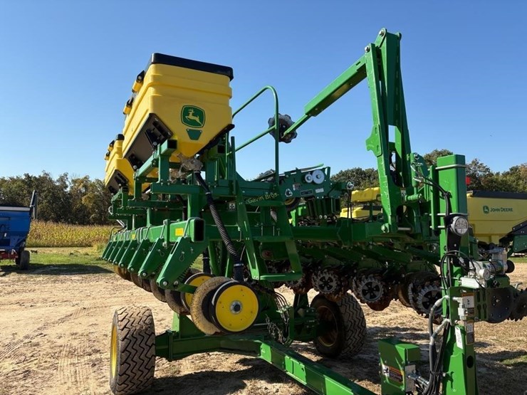 2023-john-deere-1745-image-19