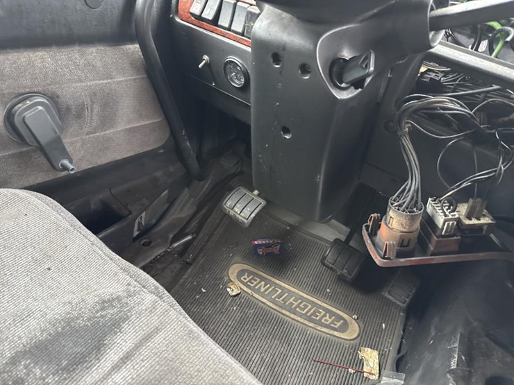 #3155-•-volvo-sleeper-cab-parts-semi-image-22