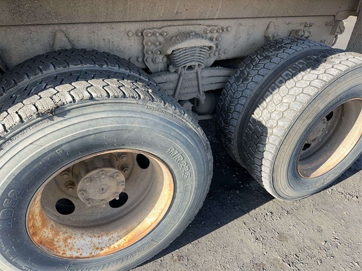 2009-sterling-l9500-image-10