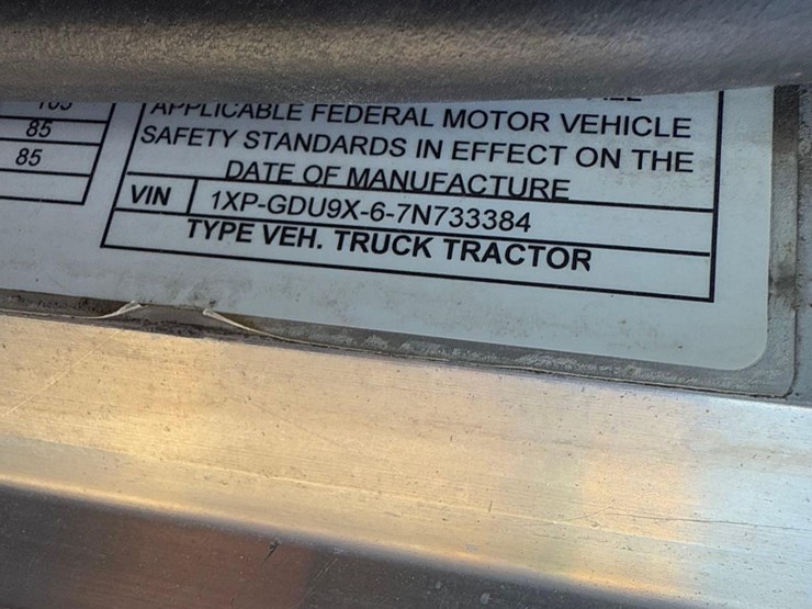 peterbilt-semi-tractor-image-30