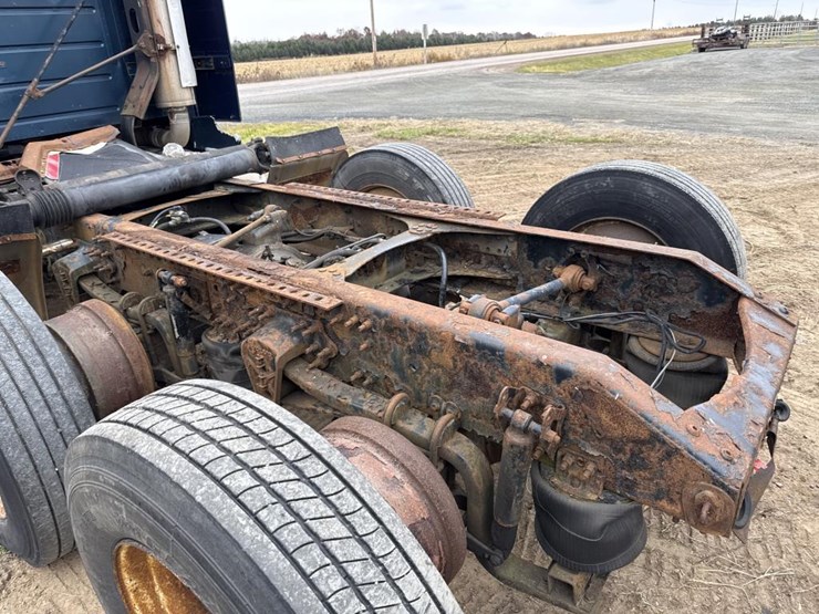 #3155-•-volvo-sleeper-cab-parts-semi-image-28